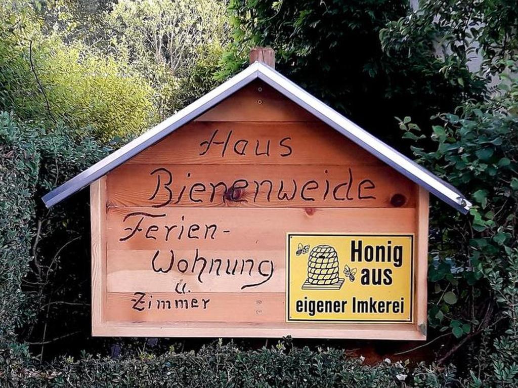 舍姆贝格Haus zur Bienenweide的标牌上写有蜂巢神经神经神经神经神经神经神经神经神经