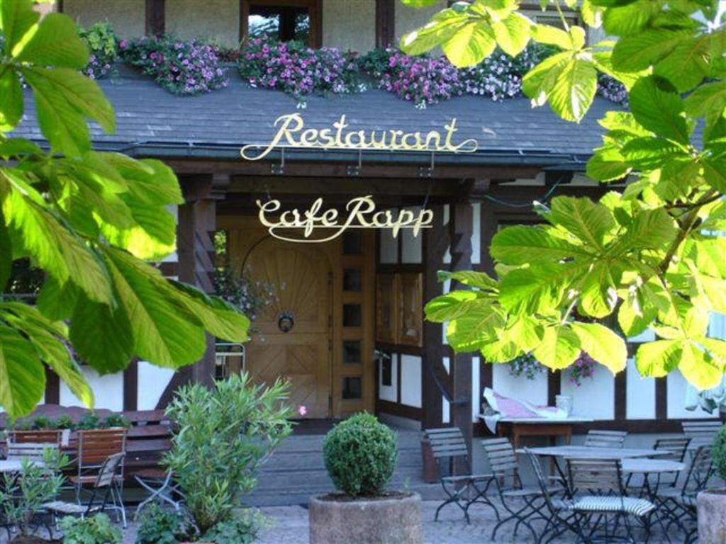黑林山区克尼格斯费尔德拉普咖啡餐厅旅馆的大楼前设有桌椅的餐厅