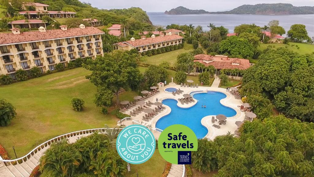CulebraOccidental Papagayo - Adults Only All Inclusive的享有带游泳池的度假村的空中景致