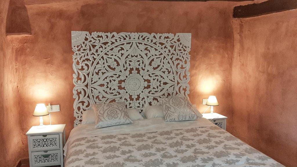 赫里卡La Vía Verde的一间卧室配有一张带2个床头柜的大床