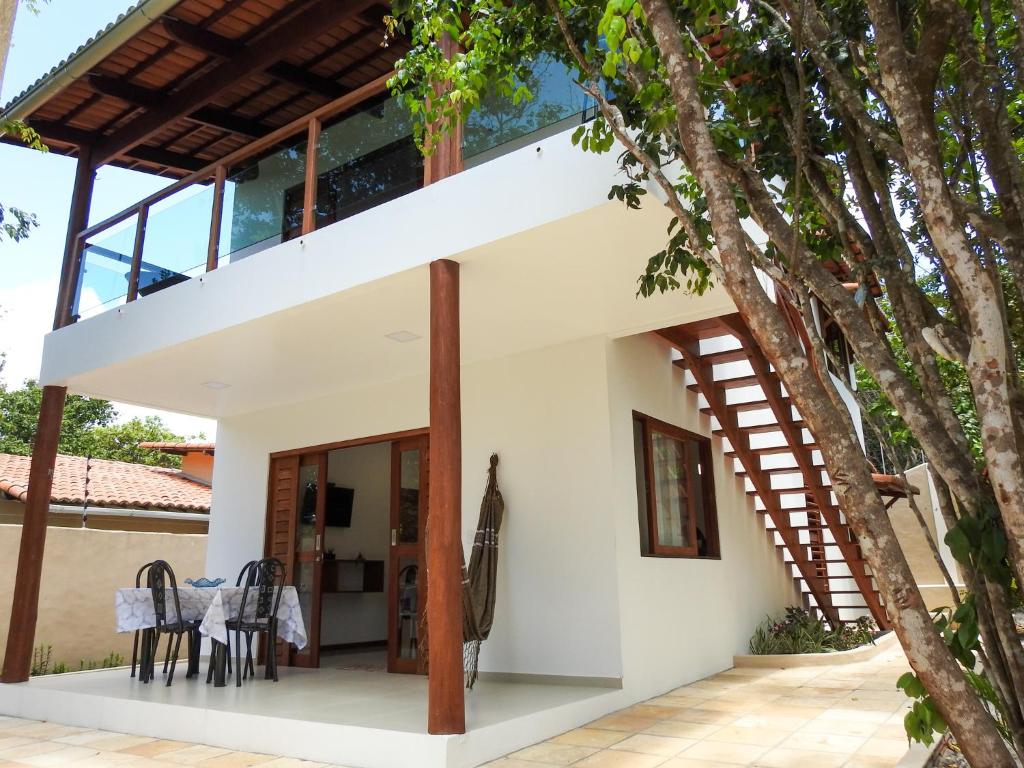 皮帕Lovely Pipa的现代房屋拥有白色的墙壁和木制天花板