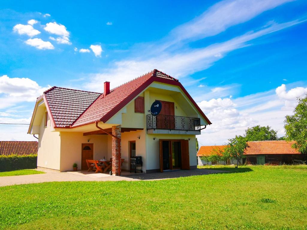 伦达瓦Lindika的绿色田野上带红色屋顶的小房子
