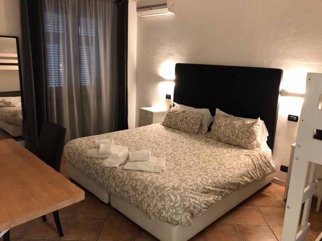 马里纳迪马萨B&B Il Viaggiatore的一间卧室配有带毛巾的床