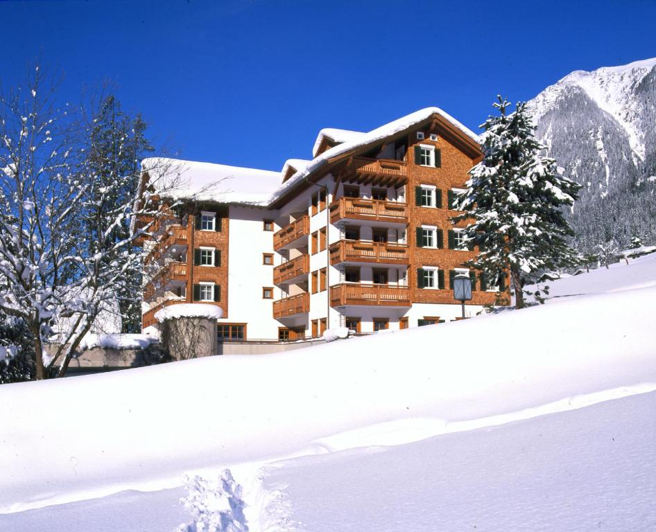 加舒恩罗斯勒珀斯特酒店的山前雪中建筑物