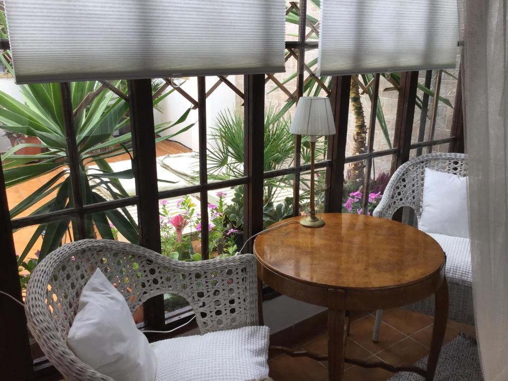 科蒂略Casa Vivien的客房设有桌椅和窗户。