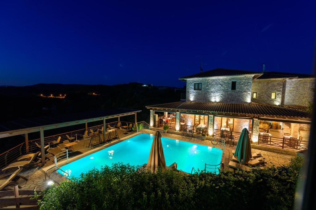 奥林匹亚巴克斯酒店的夜间带游泳池的别墅