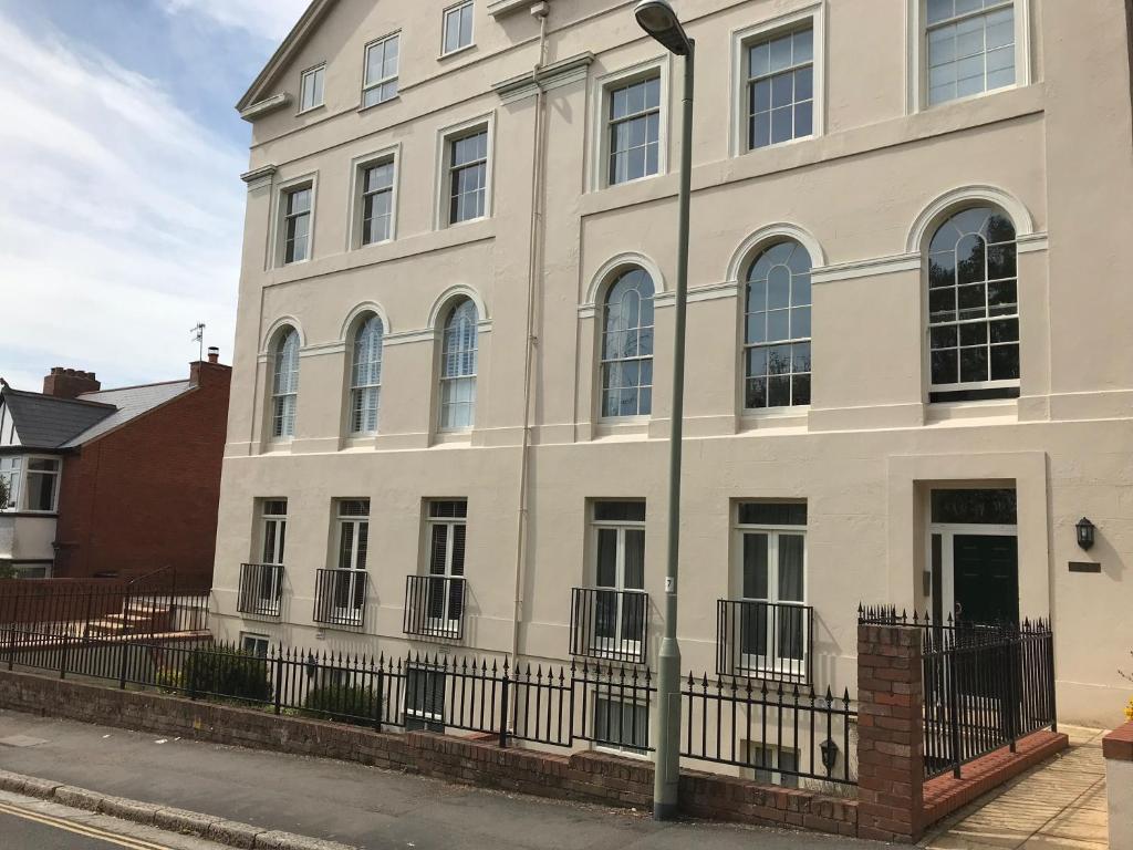 埃克塞特Luxury City Centre Apartment, Exeter.的前面有栅栏的白色建筑