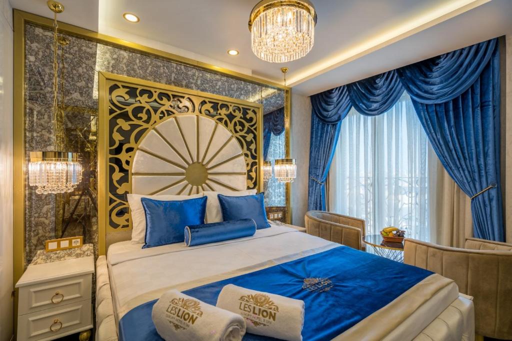 安塔利亚Leslion Luxury Hotel的一间卧室配有一张带蓝色枕头的大床