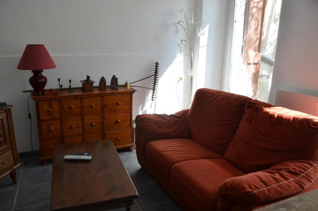 VicdessosLa maison d'Inca的带沙发和咖啡桌的客厅