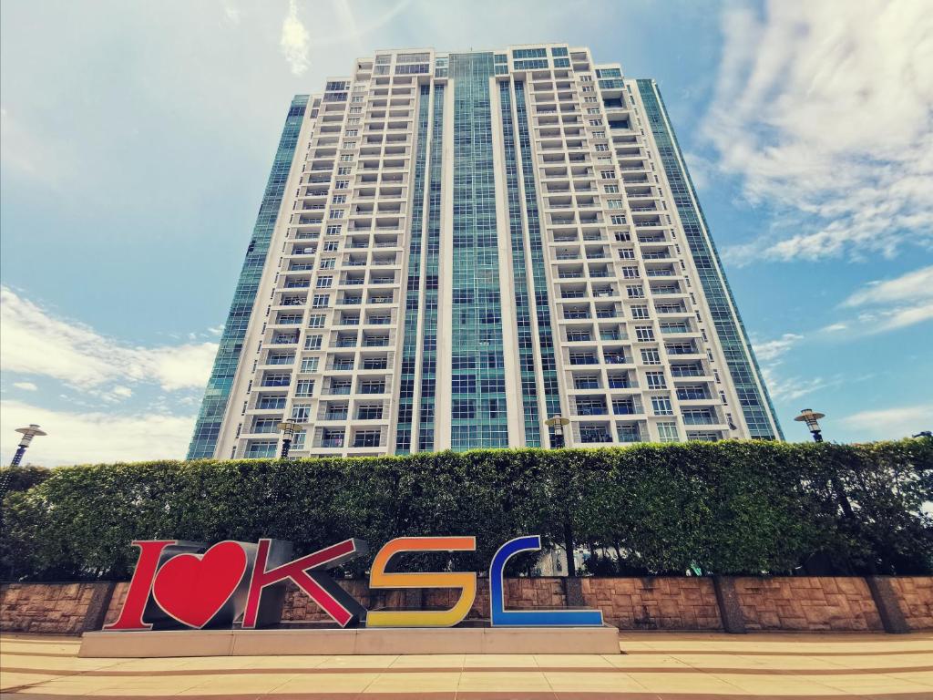 新山KSL D'Esplanade Cozy Suite at Johor的前面有标志的大建筑