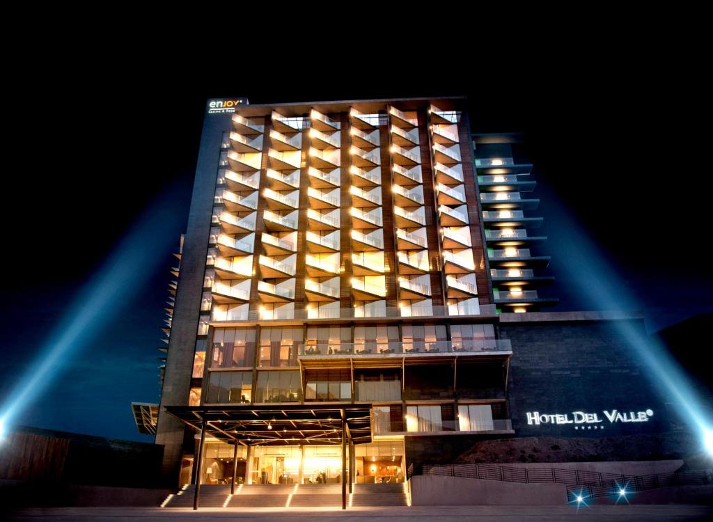 洛斯安第斯Enjoy Santiago的夜间酒店大楼有照明