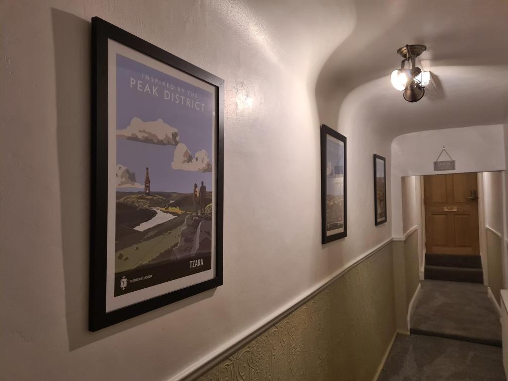 CurbarDerwentwater Arms的墙上挂着照片的走廊