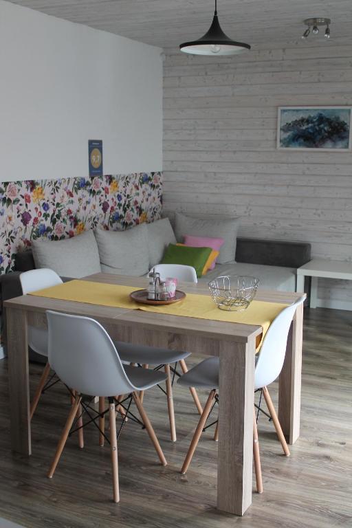 利普托斯基米库拉斯Malina - AND Apartment的餐桌、椅子和沙发