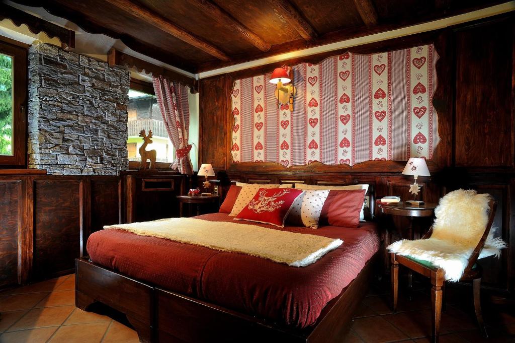 布吕松大堂迪安坦公寓式酒店的一间卧室设有一张床和石墙