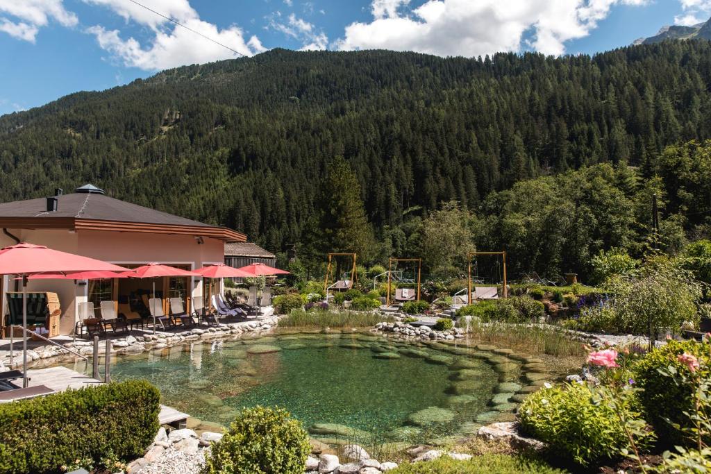 图克斯艾登酒店的山前带水池的度假胜地