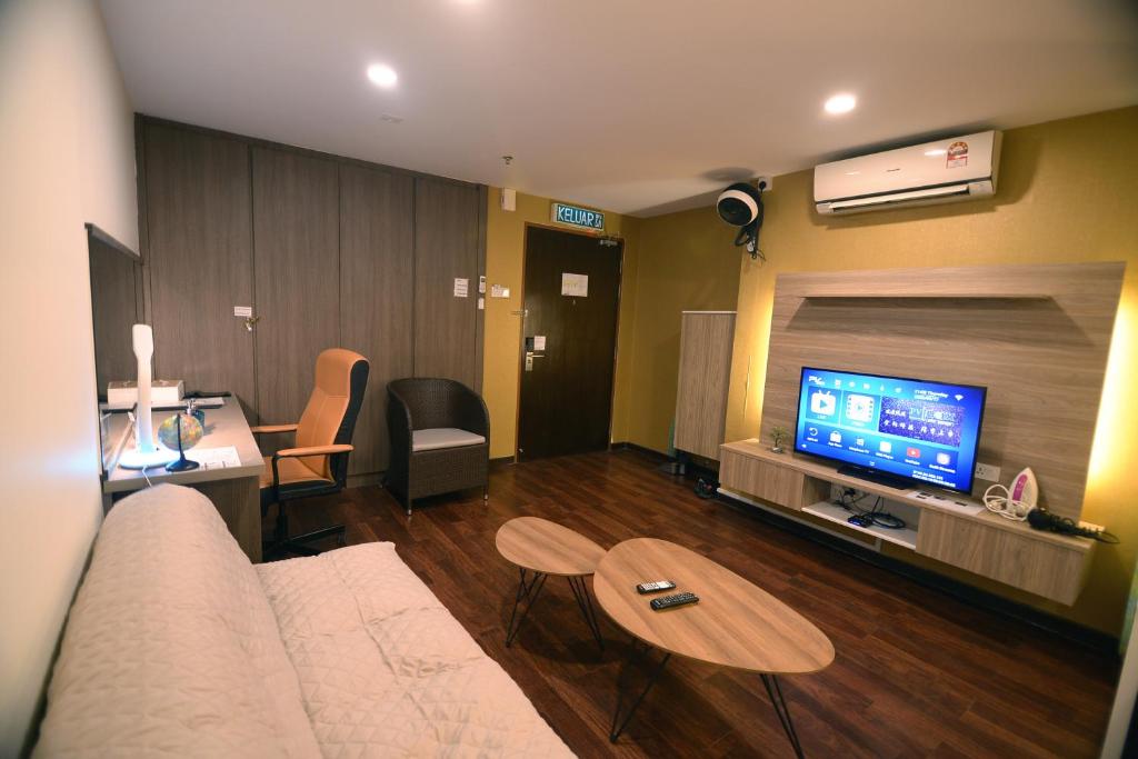 莎阿南Cosy private suite 2BR 591 Nexus USJ Shah Alam的带沙发和平面电视的客厅