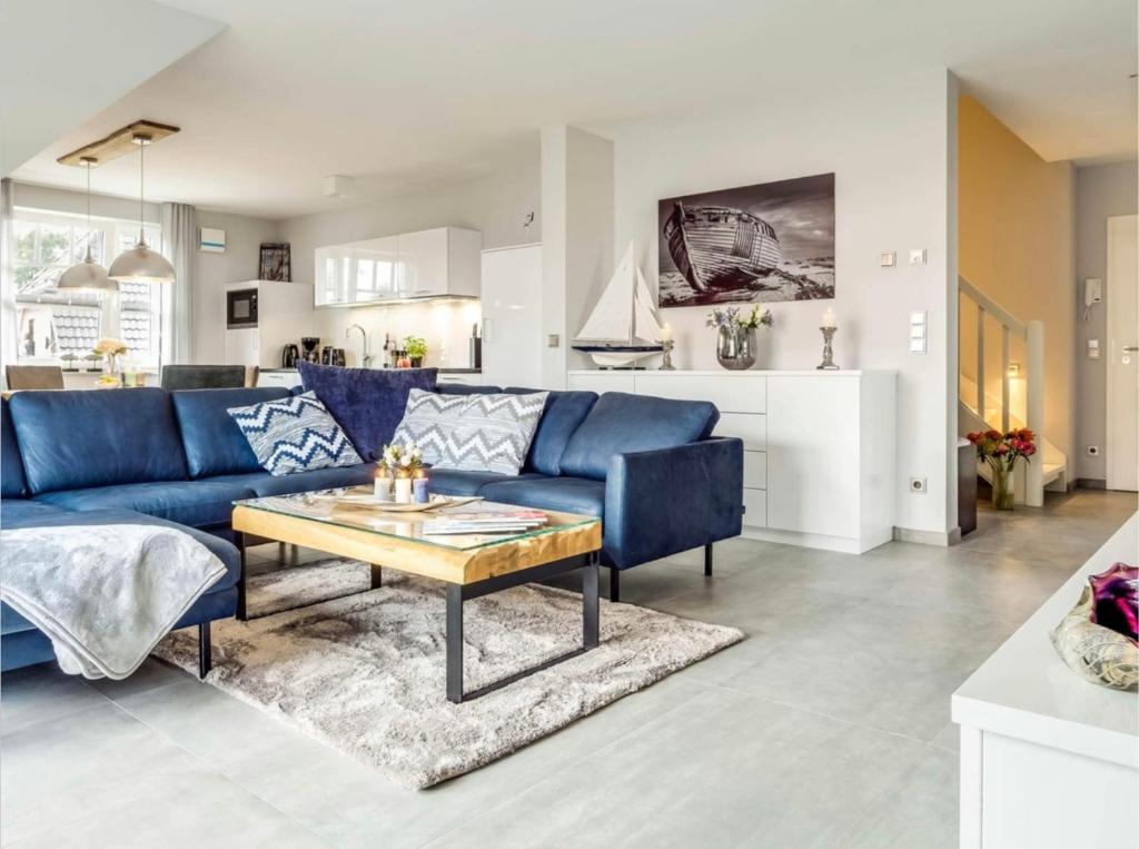 青斯特Haus MEERLE的客厅配有蓝色的沙发和桌子