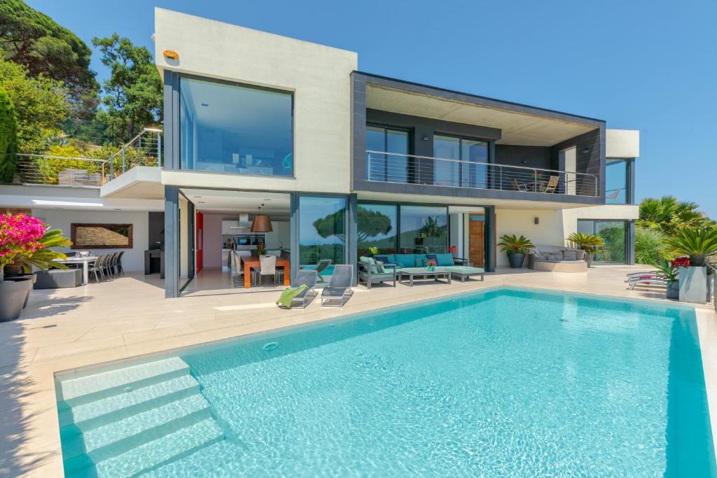 罗列特海岸Siview Villa的房屋前有游泳池的房子