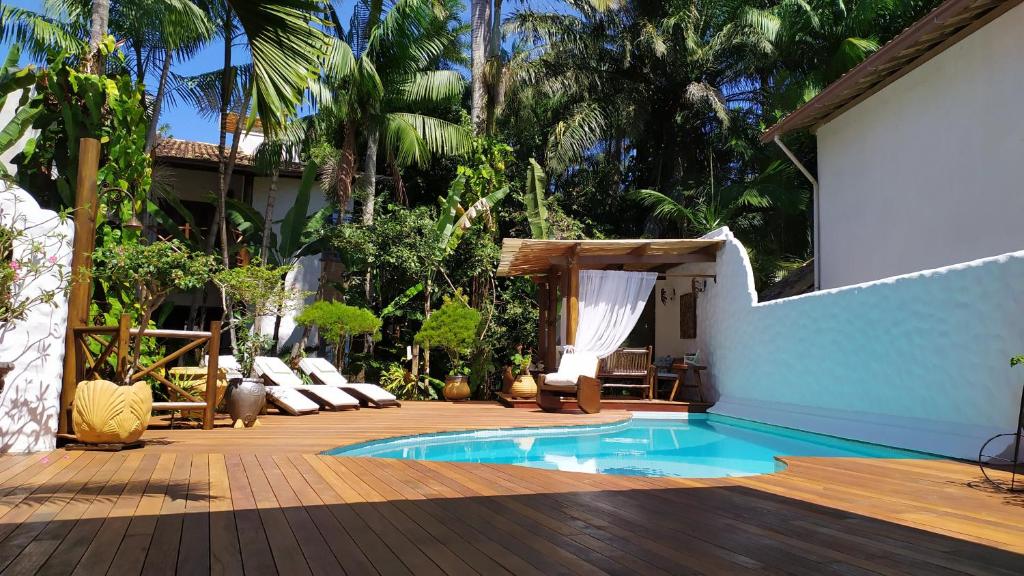 伊塔卡雷布伦丹家旅馆的后院设有游泳池和木甲板