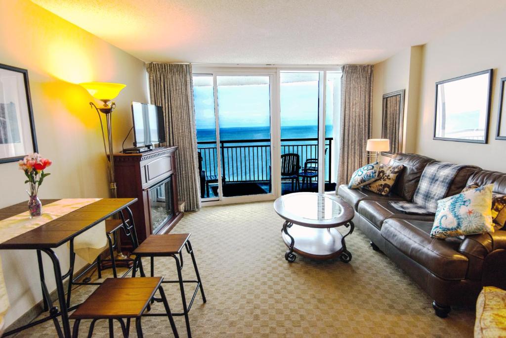 默特尔比奇Deluxe Ocean front One Bedroom suite in Sandy Beach Resort的带沙发的客厅,享有海景