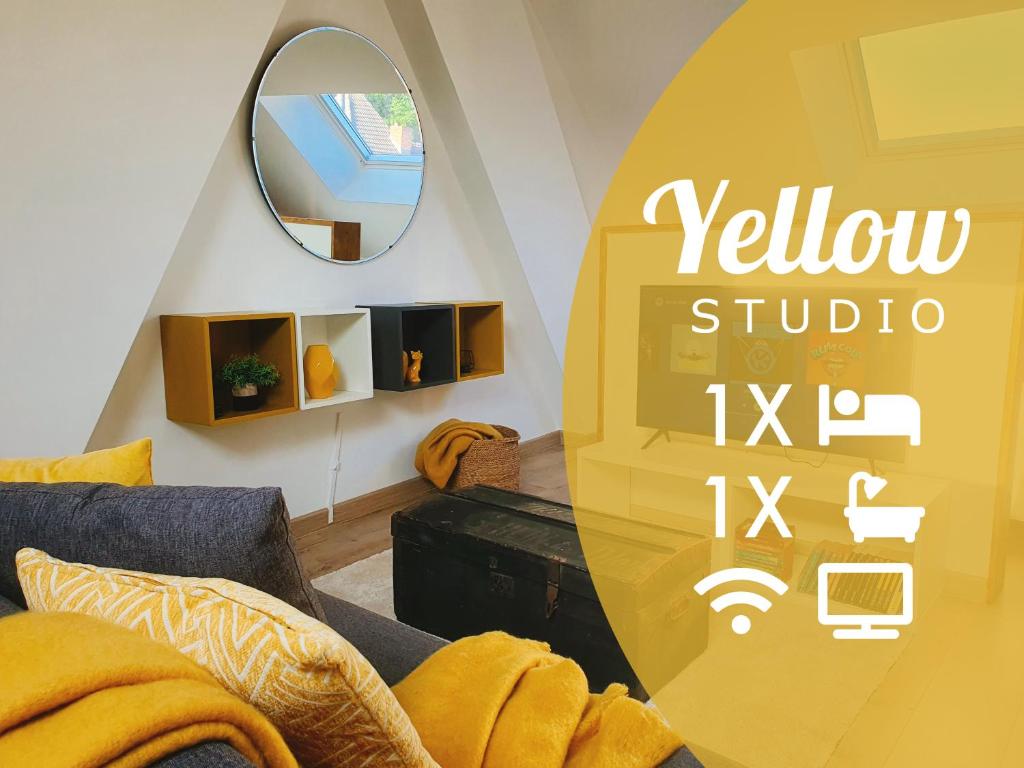 蒙斯Yellow Studio的客厅配有黄色沙发和镜子