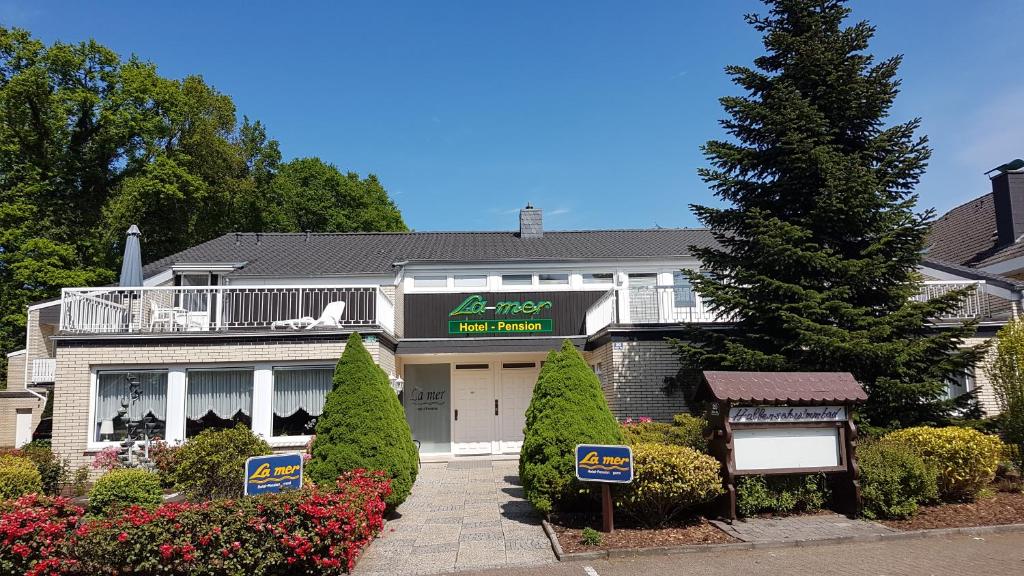 巴德茨维什安嘉里拉美酒店的带有安乐药店标志的建筑