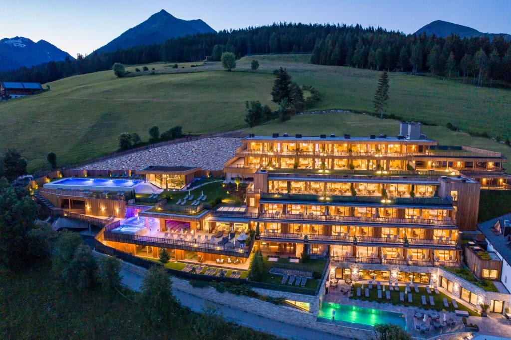 马兰扎Tratterhof Mountain Sky Hotel的享有酒店空中景色,以山脉为背景