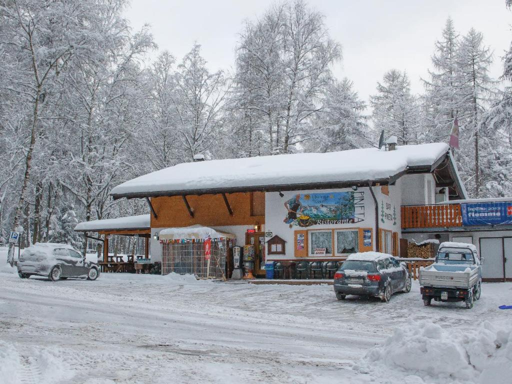 菲耶梅堡皮奈特酒店的加油站,汽车停在雪地里