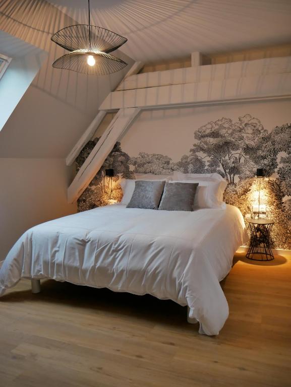 雷恩KastellRen - Maison d'hôtes的一间卧室配有一张带两盏灯的大型白色床。