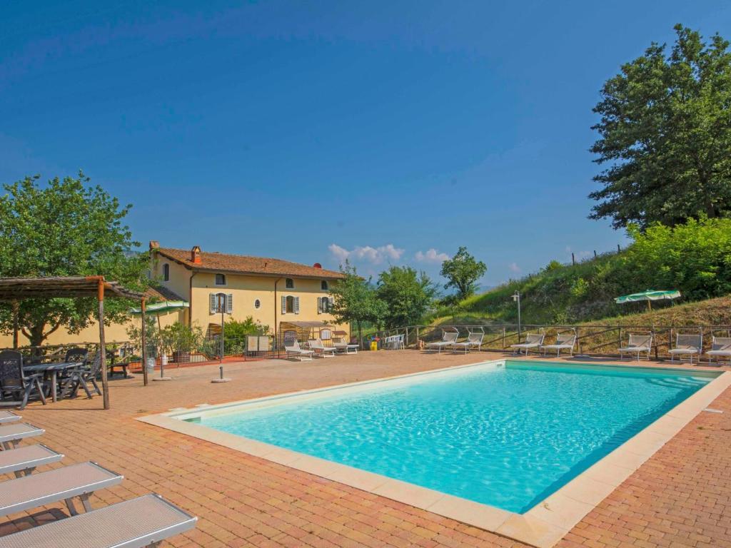 塞拉瓦莱皮斯托耶塞Apartment Crepuscolo by Interhome的一个带椅子的大型游泳池
