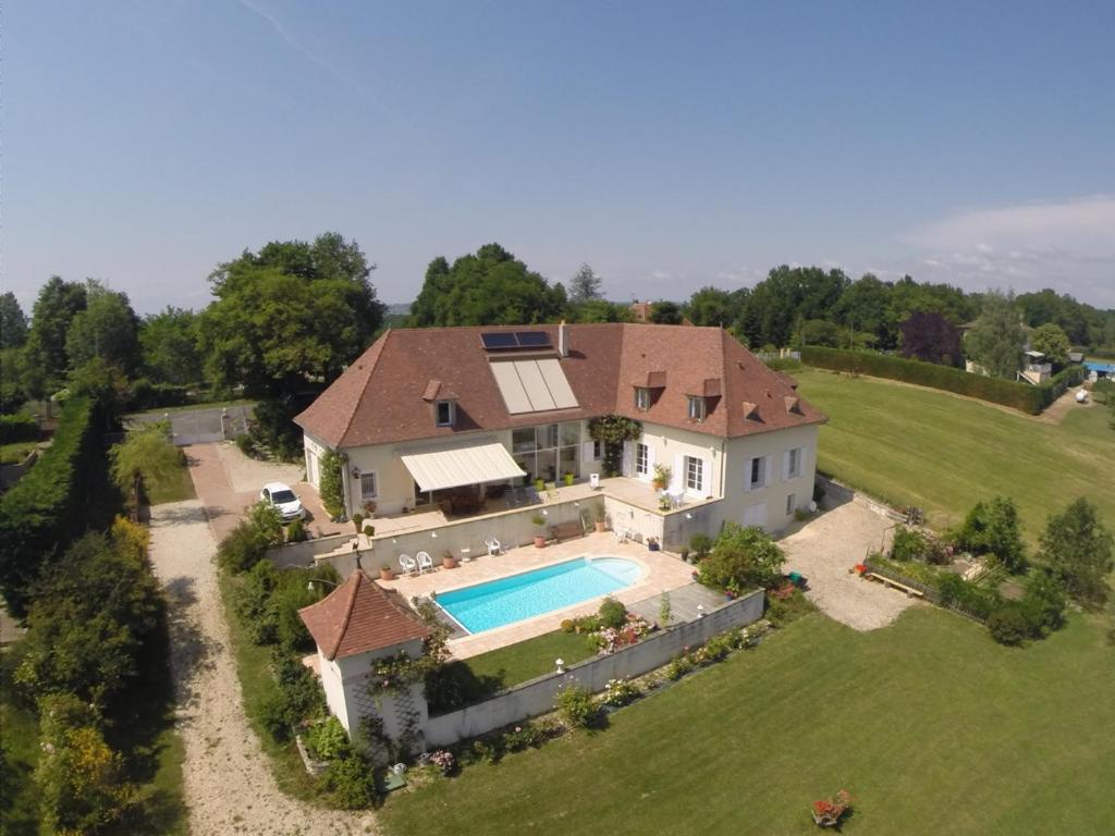 Saint-RaphaëlLa Maison du Parc的享有带游泳池的房屋的空中景致