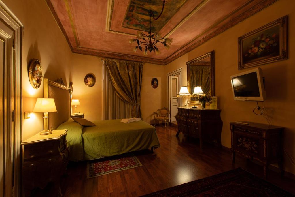 伊塞尔尼亚Antica Dimora Isernia的一间卧室配有一张床、一张桌子和一张书桌