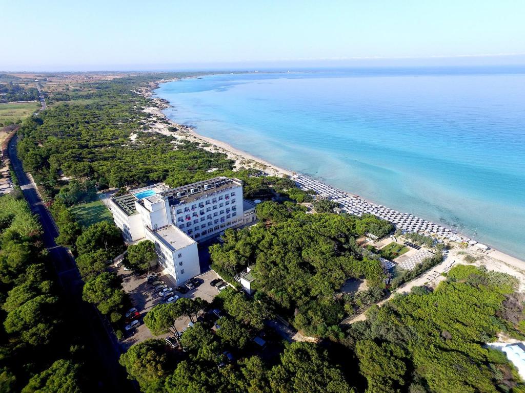 加利波利Ecoresort Le Sirene - Caroli Hotels的享有酒店和海滩的空中景致
