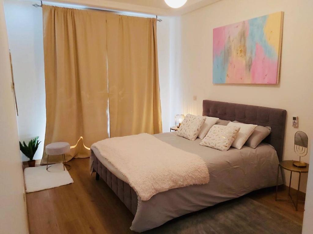 马拉喀什Luxueux appartement entre Gueliz et l'Hivernage avec WIFI的一间卧室设有一张床和一个大窗户