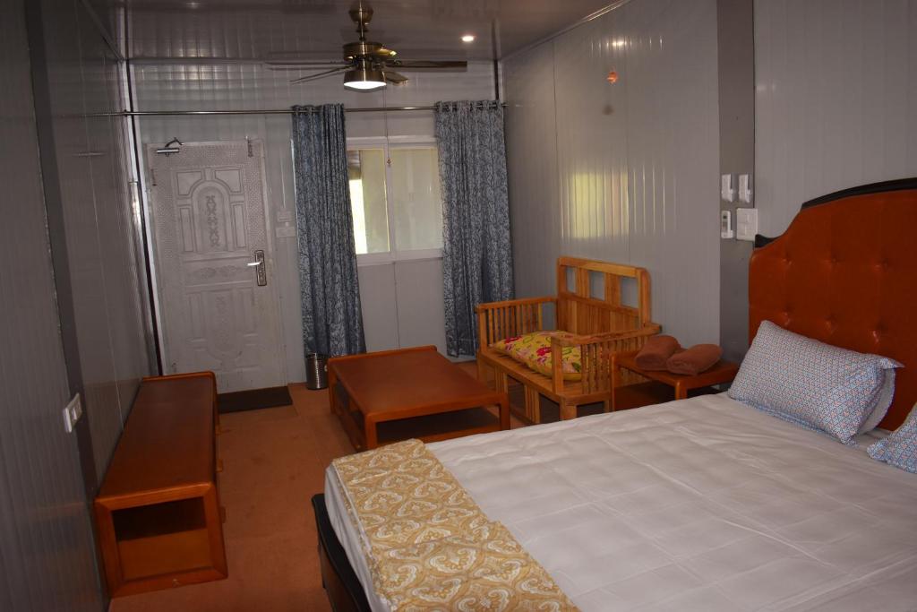 新德里Private Rooms with International Airport View的卧室配有床、椅子和门