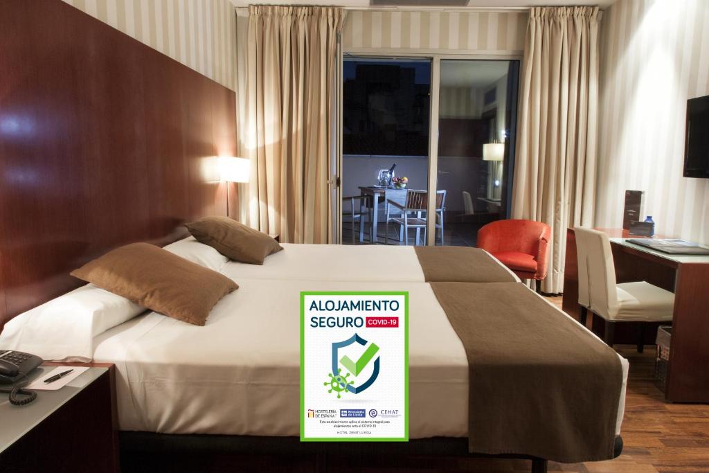 莱里达泽尼特莱里达酒店的酒店客房,配有一张带亚马逊标志的床