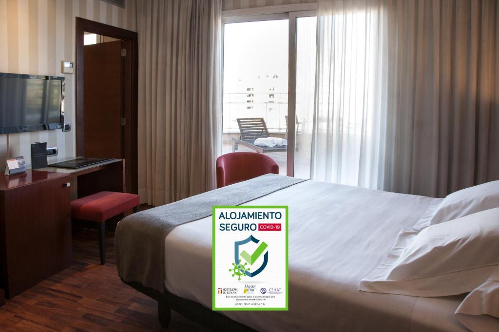 穆尔西亚泽尼特穆尔西亚酒店的酒店客房,配有一张带标志的床