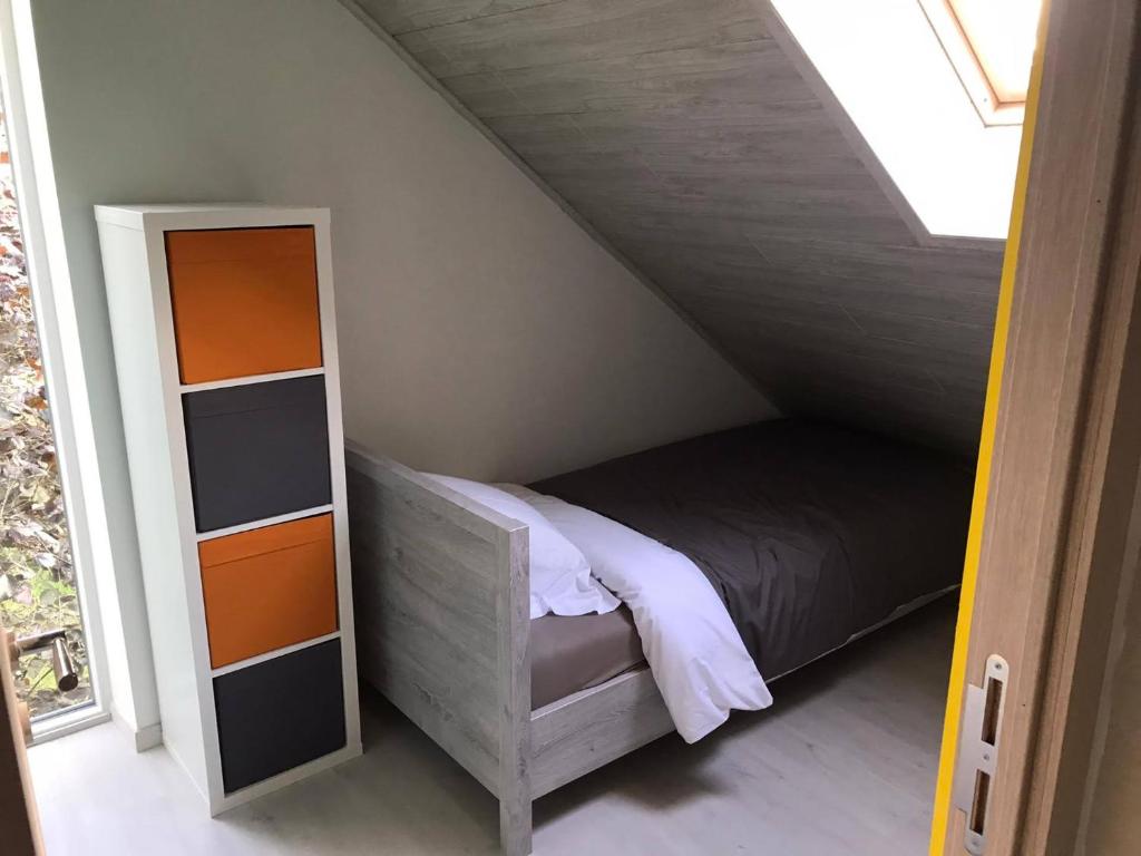 马尔梅迪NGI Vacances的一间小卧室,配有一张床和镜子