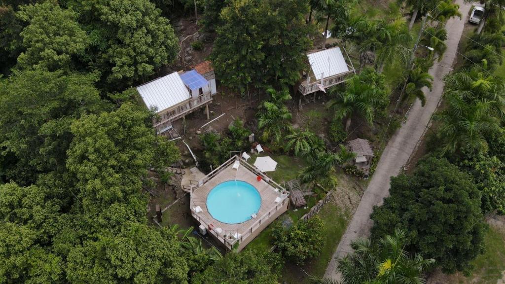 卡沃罗霍Hacienda Tres Casitas的森林中游泳池的顶部景色