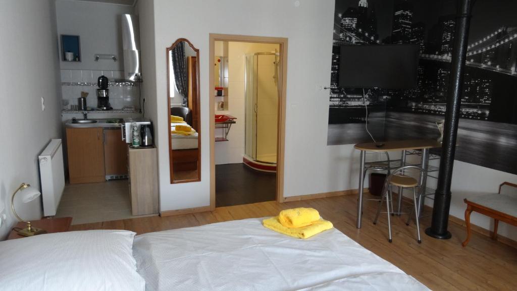 GroßbrembachPension und Gästehaus Paffrath的一间卧室配有一张黄色毛巾的床