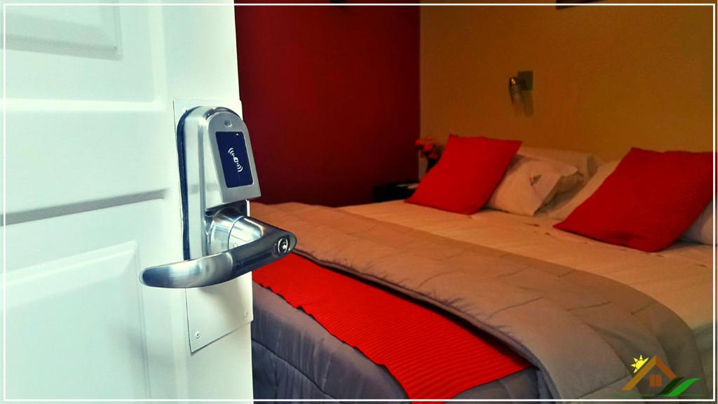 Las HerasMeraki Las Heras的一间卧室配有红色枕头的床