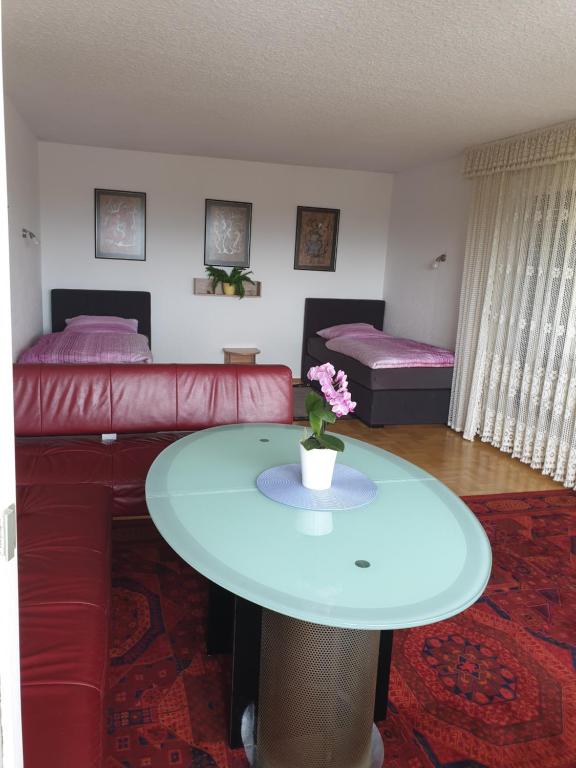 施韦特Ferienwohnung- Helena的客厅配有桌子和沙发
