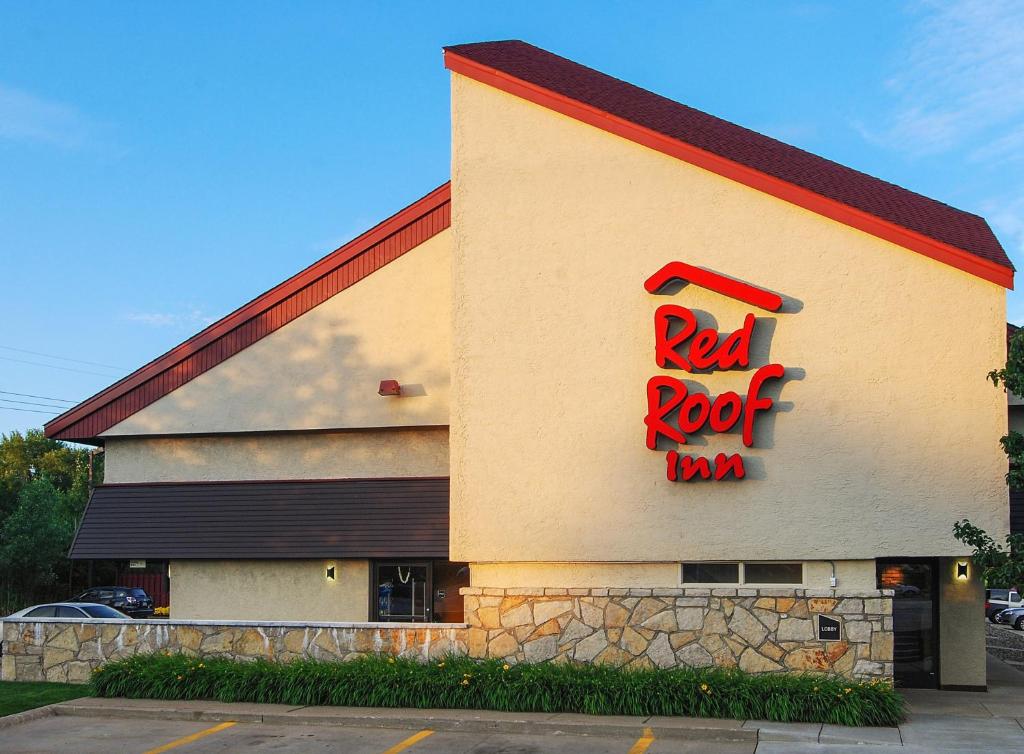 华盛顿Red Roof Inn Washington, PA的大楼一侧的红色屋顶旅馆标志