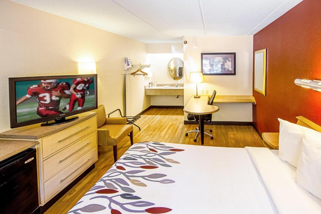 伊利Red Roof Inn Erie – I-90的配有一张床和一台平面电视的酒店客房