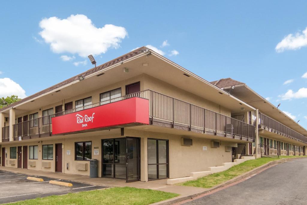 沃思堡Red Roof Inn Fort Worth South的一面有红色标志的建筑物