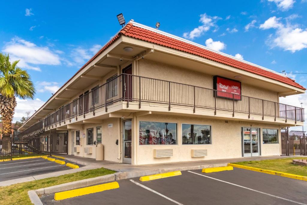 凤凰城Red Roof Inn Phoenix- Midtown的带阳台的建筑和停车场