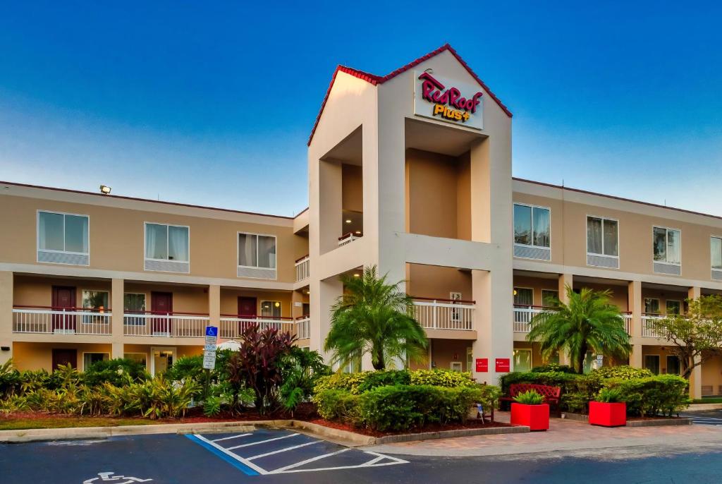 奥兰多Red Roof Inn PLUS Orlando-Convention Center- Int'l Dr的享有酒店外景,设有快餐店