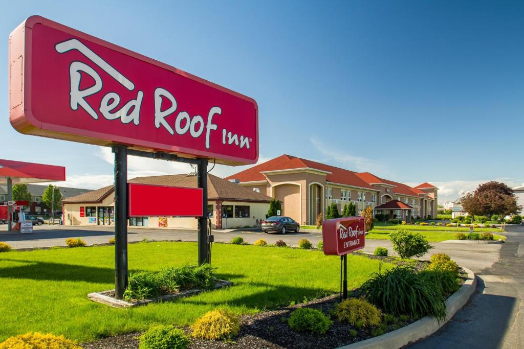 巴达维亚巴达维亚红屋顶酒店的大楼前的红岩汽车旅馆标志