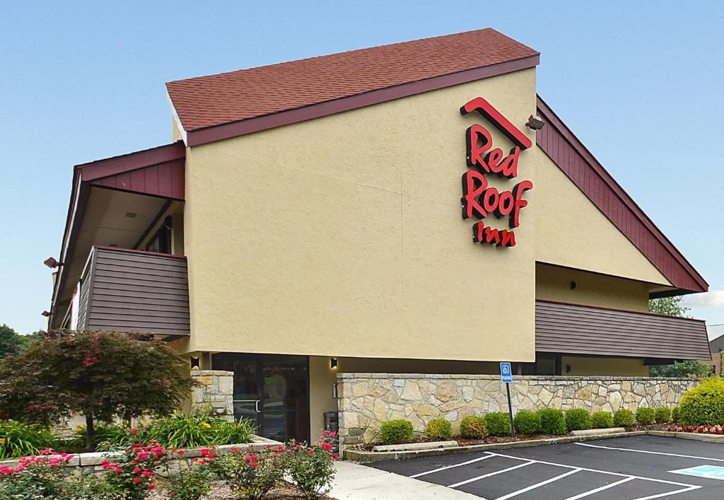 威洛比Red Roof Inn Cleveland - Mentor/ Willoughby的大楼一侧的红色岩石旅馆标志