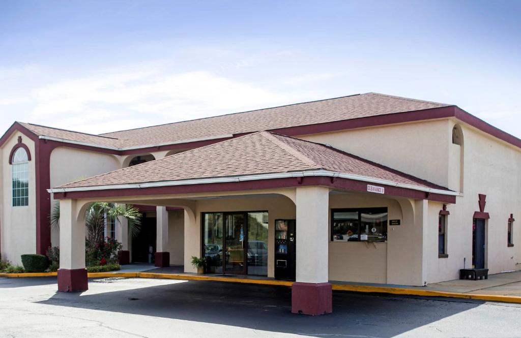 萨姆特Red Roof Inn Sumter的前方的商店,有车库的建筑